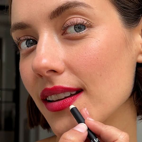 Lápiz de labios Perfilado Sedoso - Image 33